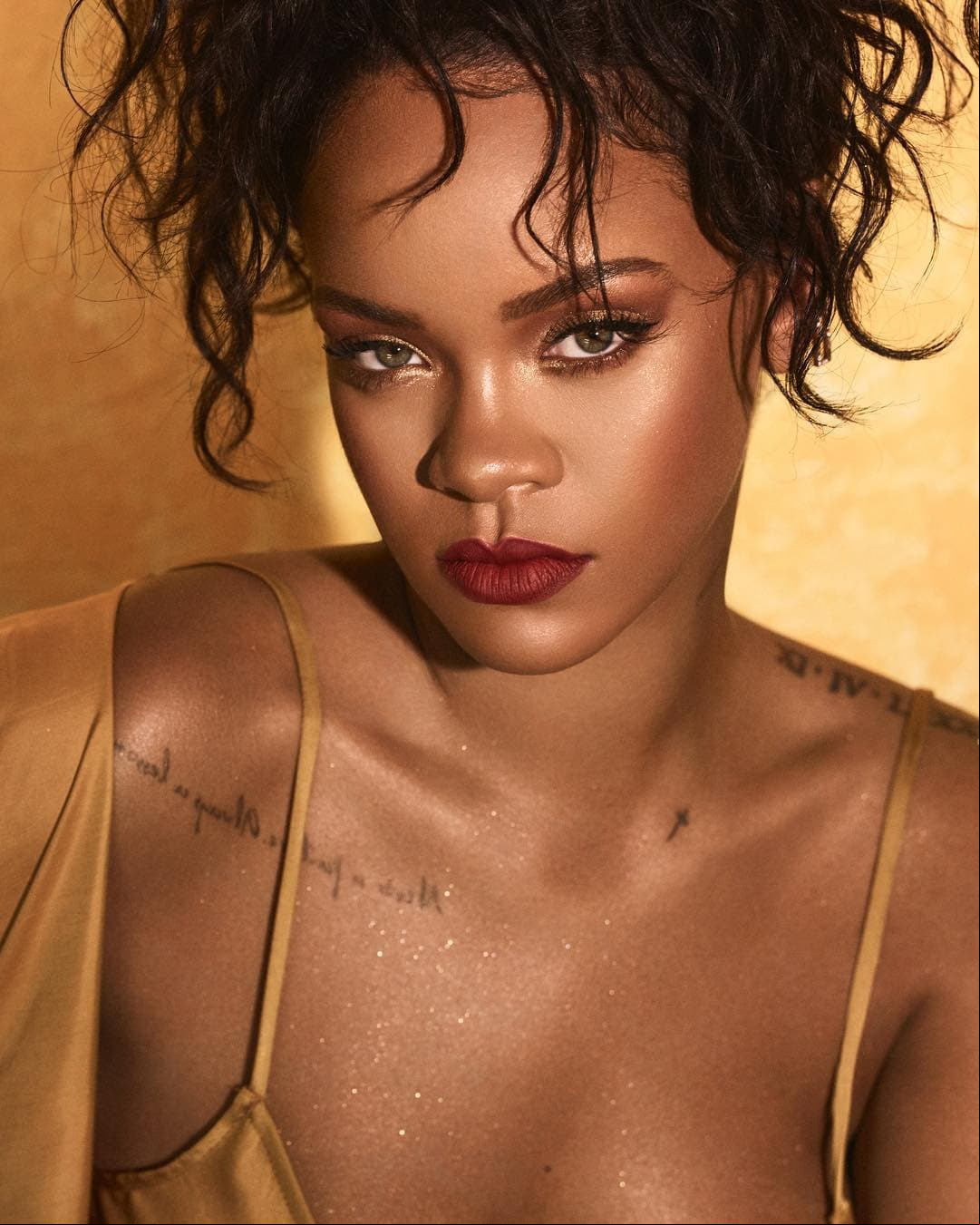 Rihanna lanza línea de rios sexuales