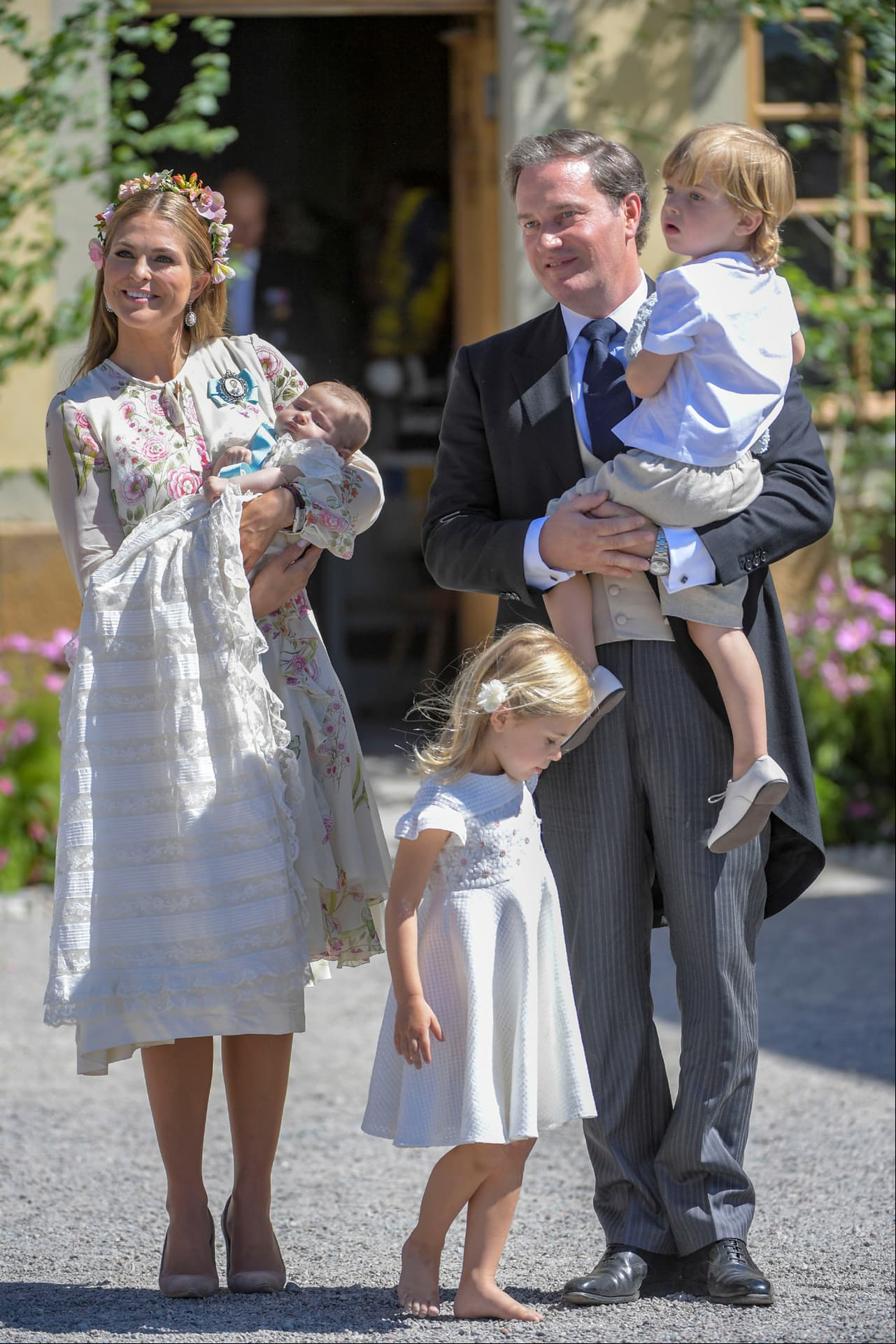 De acuerdo con el diario ‘El país’, Chris O’Neill, esposo de la princesa Magdalena de Suecia, renunció a los títulos que le ofreció su suegro tras casarse, en 2013. La princesa no cedió a sus derechos ni a su puesto en la línea de sucesión, pero Chris decidió hacerlo para poder hacer sus negocios sin tener que dar explicaciones de sus movimientos financieros.