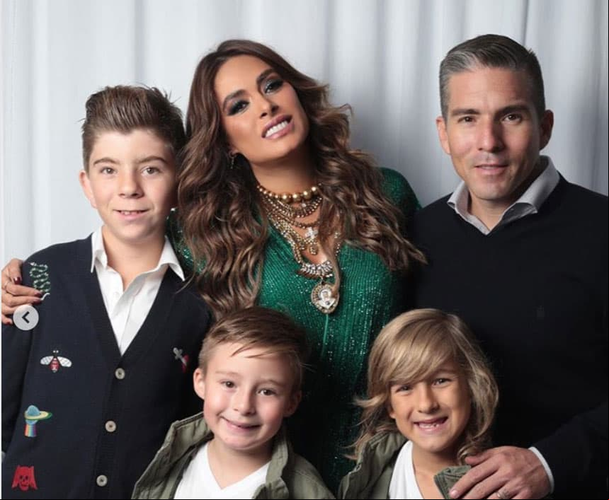 “Feliz día del padre @reinaiglesias. Gracias por ser ese papá siempre presente, por tu amor y lucha de todos los días. Te amamos #Alexis #Claudio #Mateo y yo. Felicidades a todos los papás”, indicó Galilea Montijo en un post en el que mostró una tierna foto familiar.