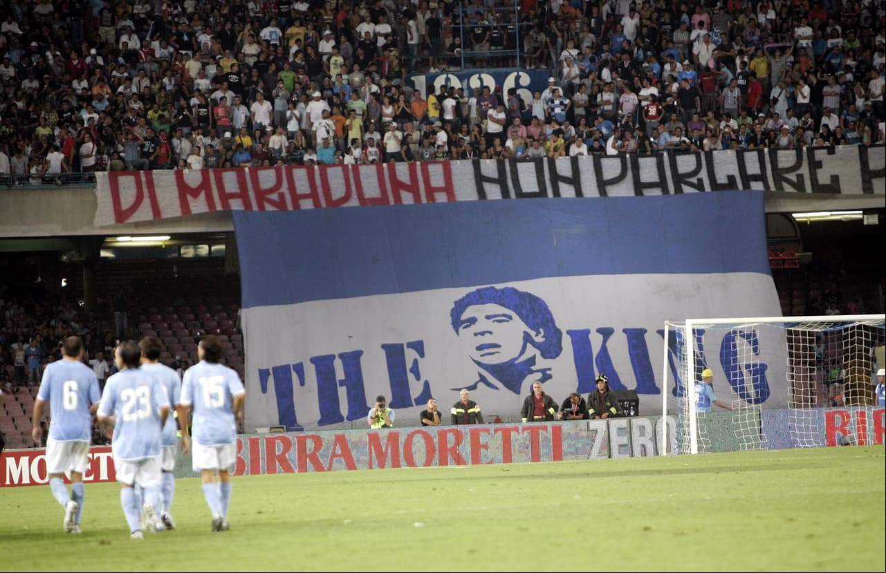 Con tan solo 23 años, Diego Armando Maradona debutaba con el Napoli.
