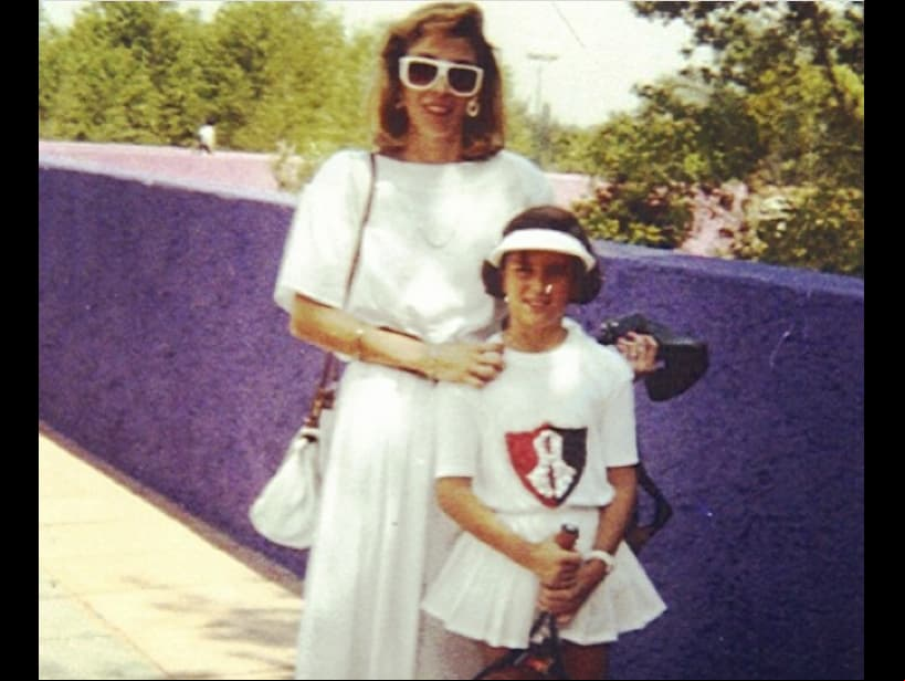 “Tengo que confesar que hace muchos años le puse el cuerno a mis Chivas, jajajaja, pero solo en una clase de tenis”, dijo Jacky para explicar esta fotografía junto a su madre.