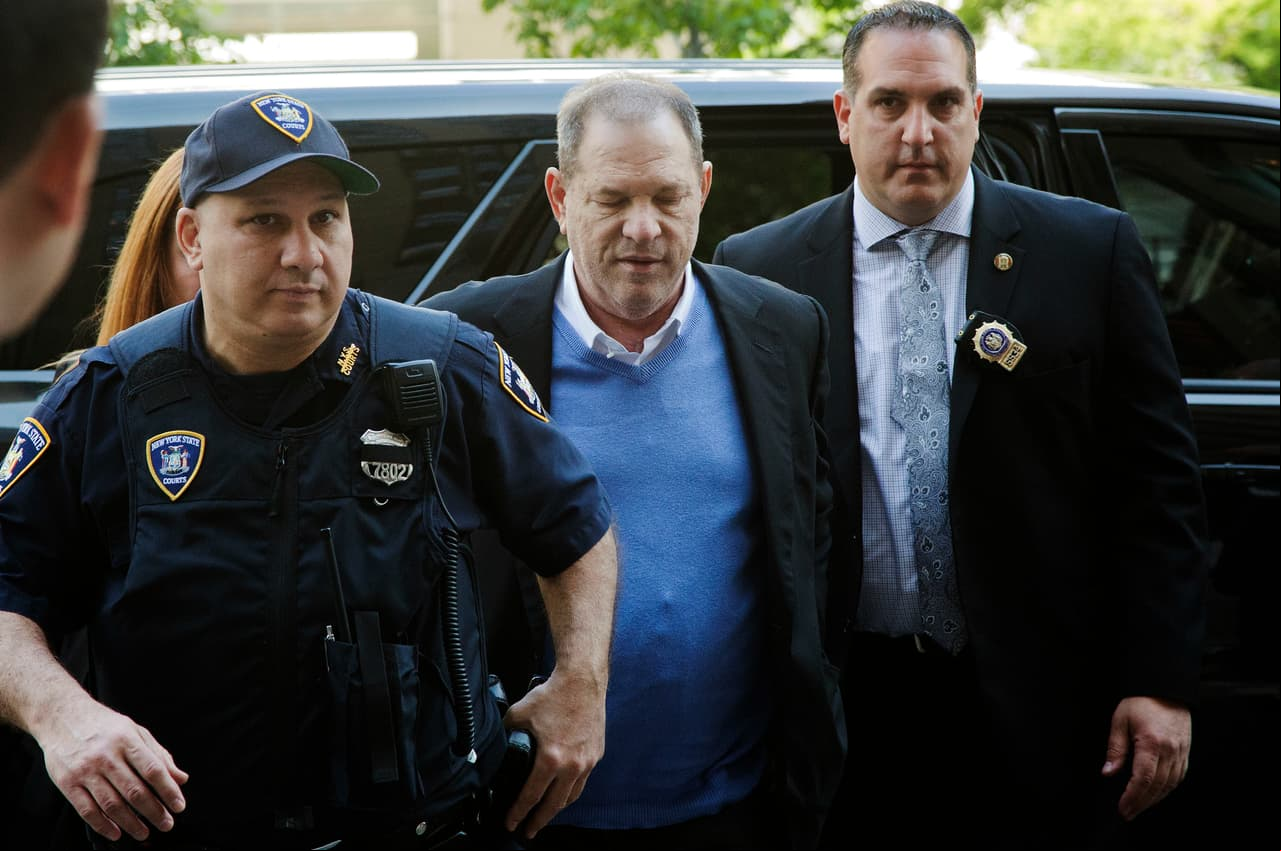 Harvey Weinstein se entrega a las autoridades por acusaciones de violación 
<br>