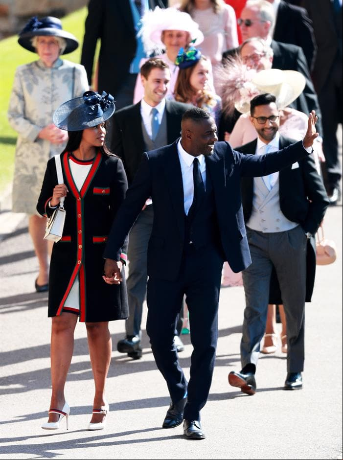 El actor Idris Elba fue de los primeros en llegar y su pareja lució un llamativo sombrero.
