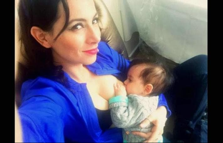 Claudia Lizaldi aplaudió a las mamás que amamantan a sus bebés en público y subrayó que ella está a favor de esta práctica, ya que provee a los pequeños de nutrientes que la fórmula no. “Tenemos un problema de salud que es prevenible y tiene solución en el principio de la vida. Por eso yo amamanto en público”, recalcó.