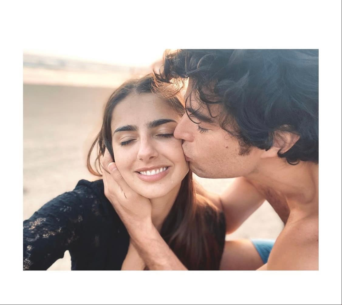 "Con toda la tristeza del mundo pero sabiendo que lo bailado nadie nos lo quita , queremos contarles que hemos decidido terminar nuestra linda relación. Hoy nos queremos más que nunca; tuvimos mucho aprendizaje juntos y les agradecemos a ustedes todas la muestras de cariño para nuestra relación", dijo el actor en parte de dicho comunicado, el cual también fue publicado por Renaud.