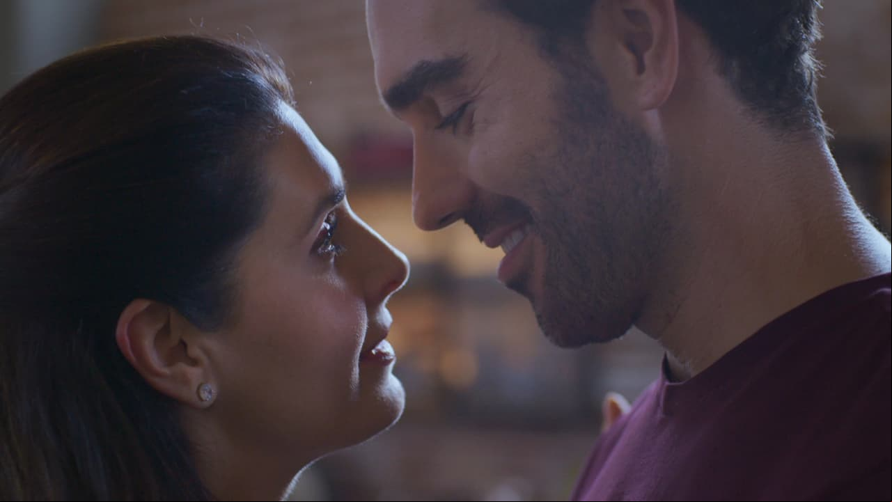 "Me asusta la forma en la que me miras", le revela 'Alicia'.