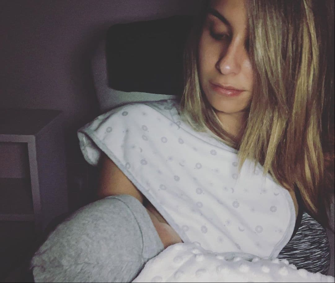 La conductora hizo público su apoyo por la lactancia materna y en julio de 2019 compartió una fotografía mientras alimentaba a Rocco con una poderosa reflexión sobre las mujeres. “Si tienes una madre hónrala, si tienes una hermana respétala, a la madre de tus hijos amála (...) Hoy pensaba todo eso mientras amamantaba a mi hijo varón. Dentro de todas las cosas que le quiero enseñar, esta es una de las más importantes”, contó.