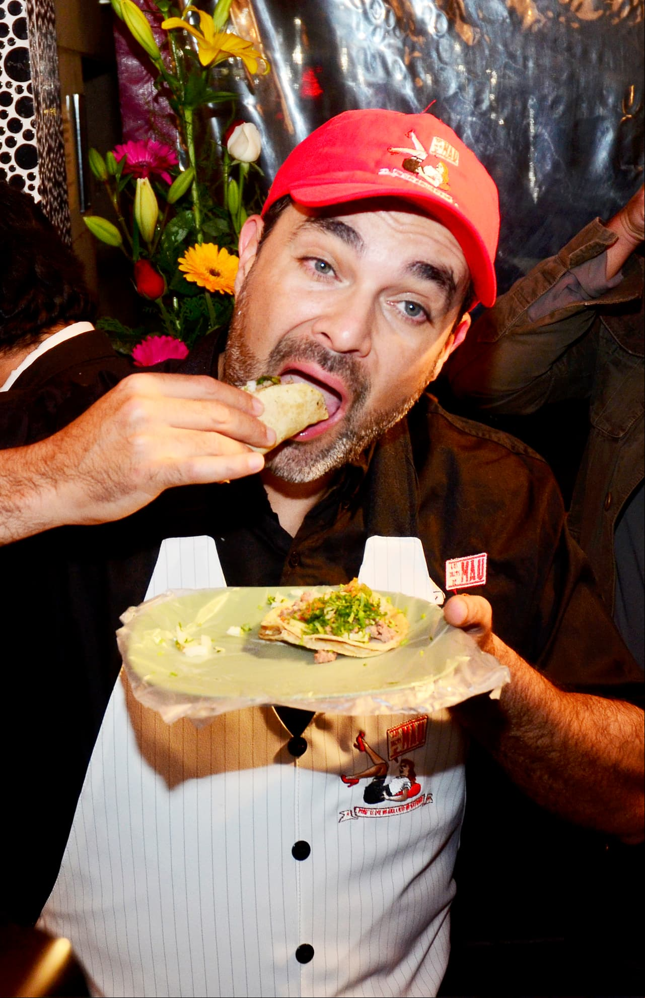 Mauricio Islas. En 2011 el actor fue captado en la colonia Condesa degustando unos deliciosos tacos.