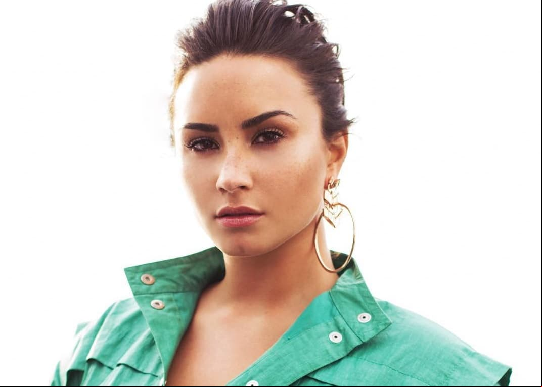 Demi Lovato enseña prácticamente todo en ajustado traje de baño