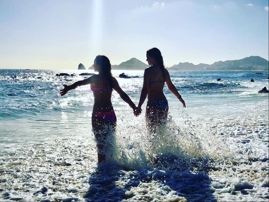 Aunque es poco común que Nina comparta imágenes en bikini. A inicios de 2019, la segunda hija de Andrea Legarreta publicó detalles del viaje que realizaron a Los Cabos, donde demostró que es igual de bella que su mamá y hermana mayor.