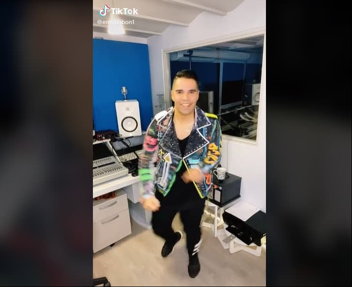 Uno de los rincones en los que más tiempo pasa Emir Pabón es en el estudio de grabación, el cual además de contar con el equipo necesario, conserva la decoración en blanco y solo cuenta con una pared en tono azul.