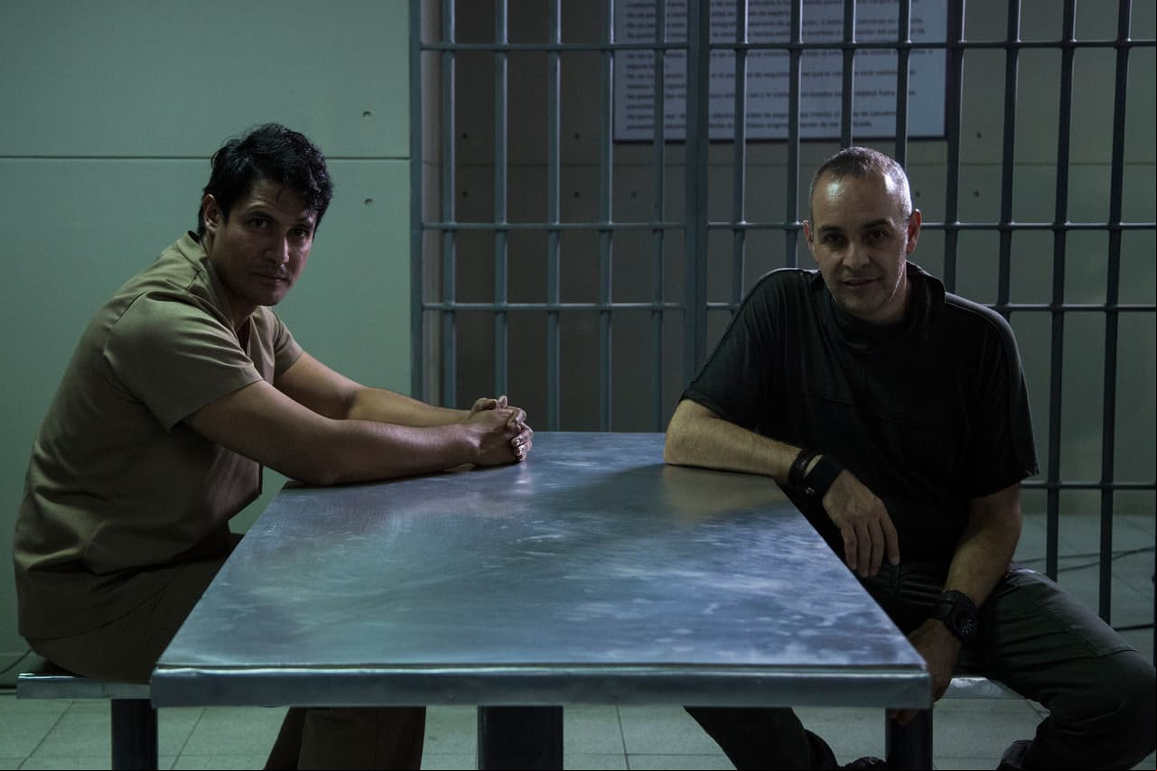 Antonio Fortier y el director de escena posaron para Las Estrellas en las escenas que grabaron en prisión.