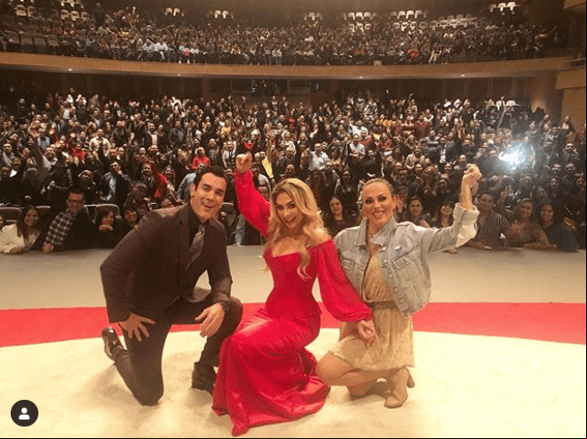 “Es una niña encantadora, la pasamos muy bien, llevamos unos proyectos juntos y afortunadamente a la gente le gusta lo que ven en el escenario o en el set, ese es el objetivo, además la pasamos muy bien, es una hermosa en todos los sentidos”, dijo.