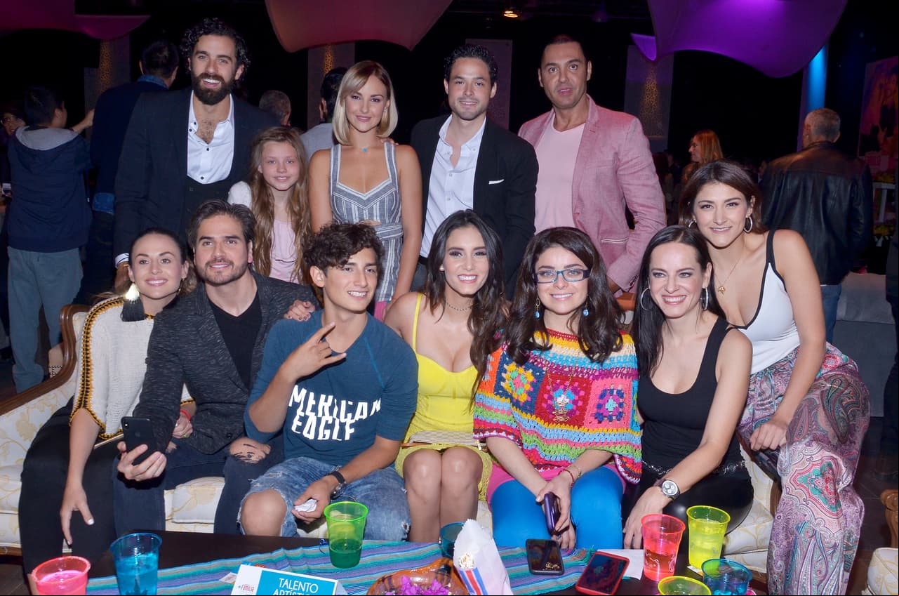 El elenco de Mi marido tiene más familia se reunió este lunes para ver el primer capítulo de a historia protagonizada por Zuria Vega y Daniel Arenas.