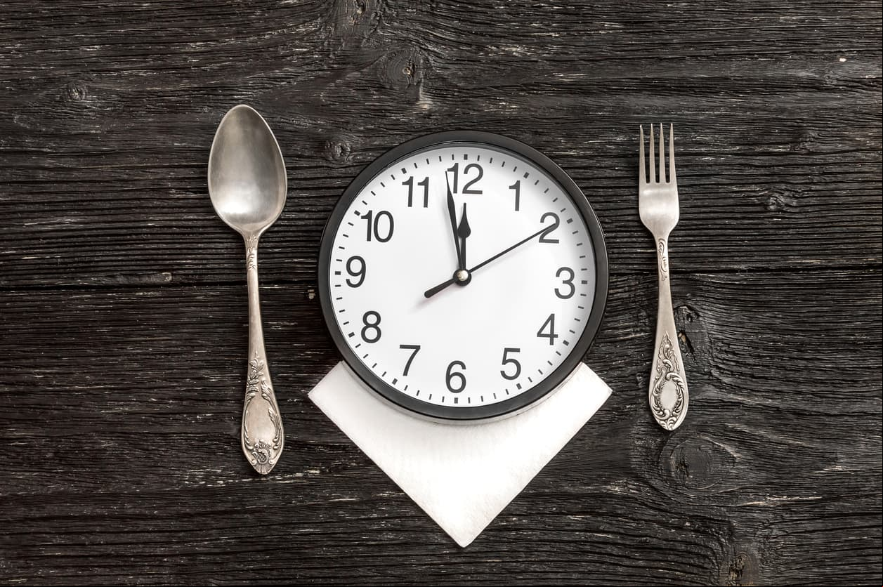 7.- No te vayas a la cama después de cenar. Si cenas ligero espera una hora, pero sí es abundante, espera mínimo un par de horas.