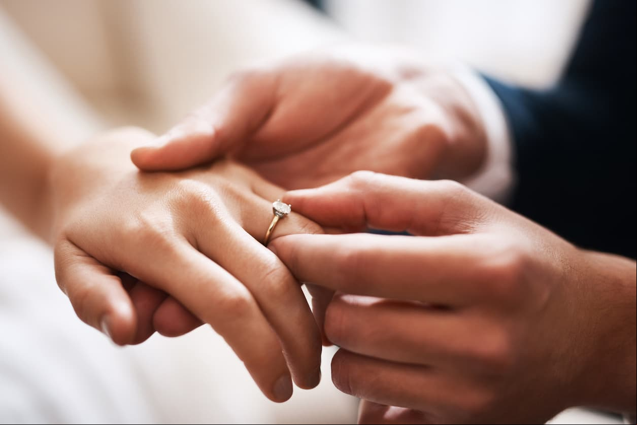 Anillo de promesa: en qué dedo va, qué significa y todo lo que debes saber