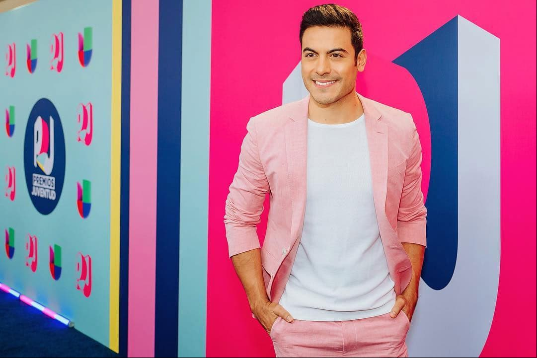 Novia de Carlos Rivera reacciona al ver foto del cantante en diminuto traje de baño