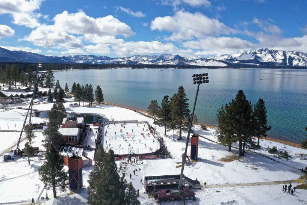 El duelo se llevó a cabo en el lago Tahoe, al aire libre y sin público. Ambos conjuntos son serios candidatos para levantar la Stanley Cup. “Es algo que tienes que ver para creer. Las fotos, por muy bonitas que sean, no representan lo que es de verdad. Es inspirador cuando sales y ves la montaña y el lago. Lo único que nos hace falta son los aficionados”, declaró DeBoer, entrenador de Vegas Golden Knights.