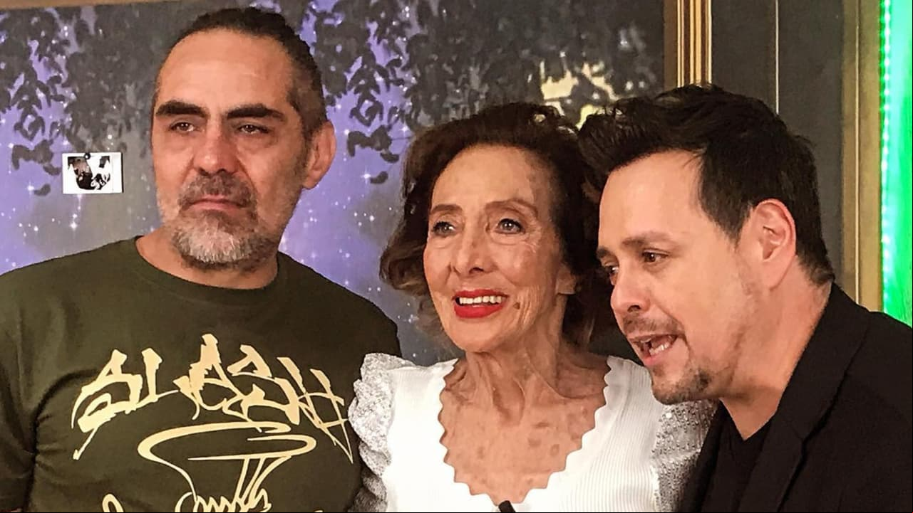 Eduardo no pertenece al mundo del espectáculo, pero acompañaba a su madre a los estudios de grabación.
