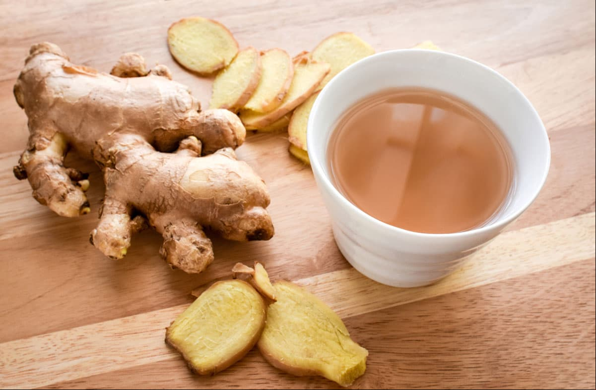 Para aprovechar todos sus beneficios puedes preparar un té cortando un puñado de jengibre, dejando que hierva por lo menos 10 minutos.