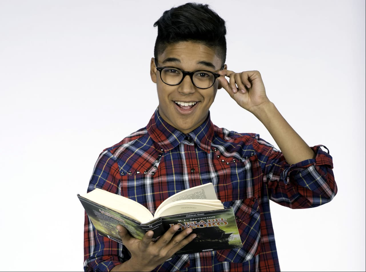 ENTREVISTA: ¡Benny Emmanuel fomenta la lectura entre los jóvenes!