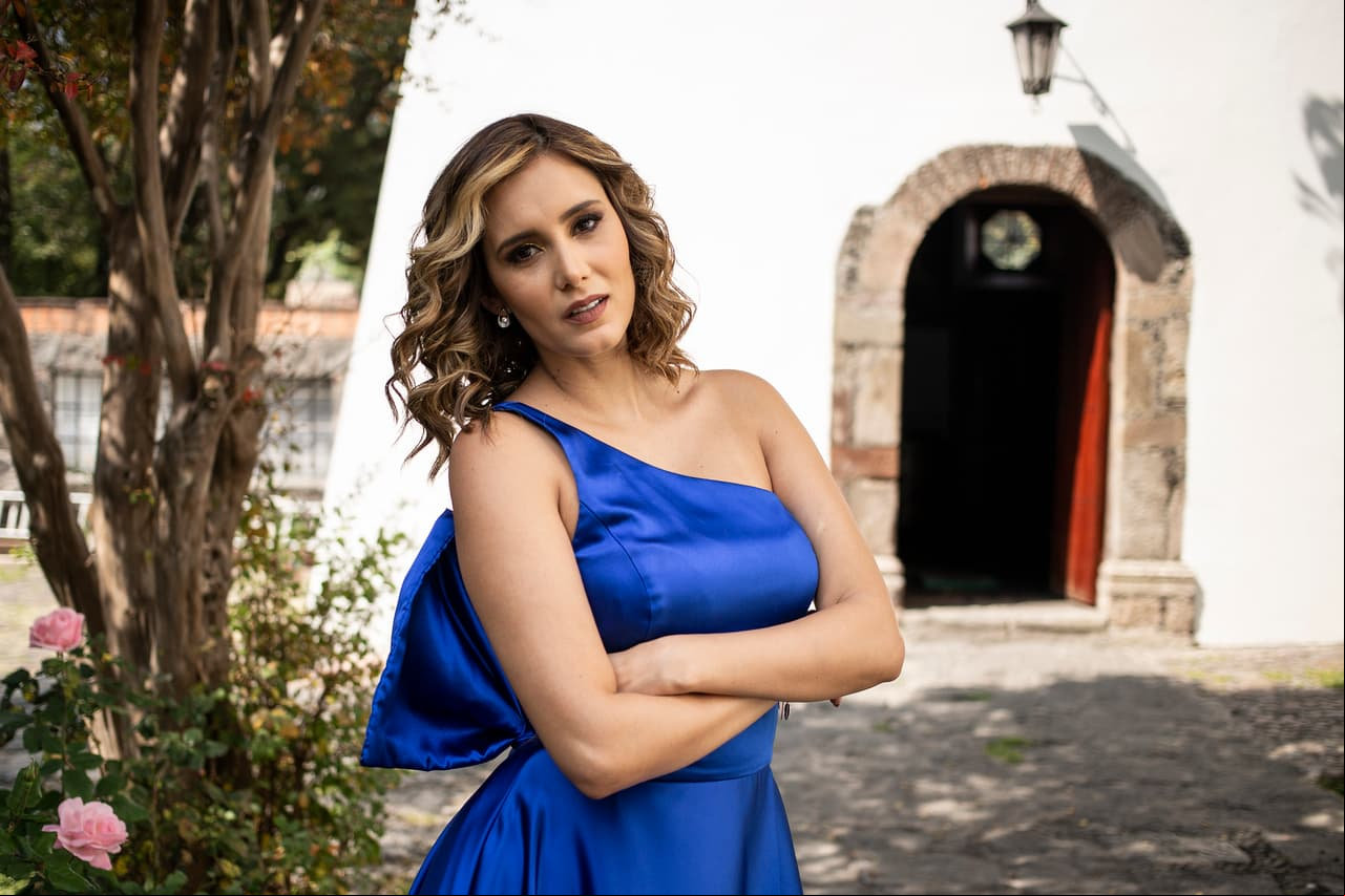 Bárbara Islas, quien da vida a la temible 'Samanta', presume su vestido para el enlace matrimonial.
