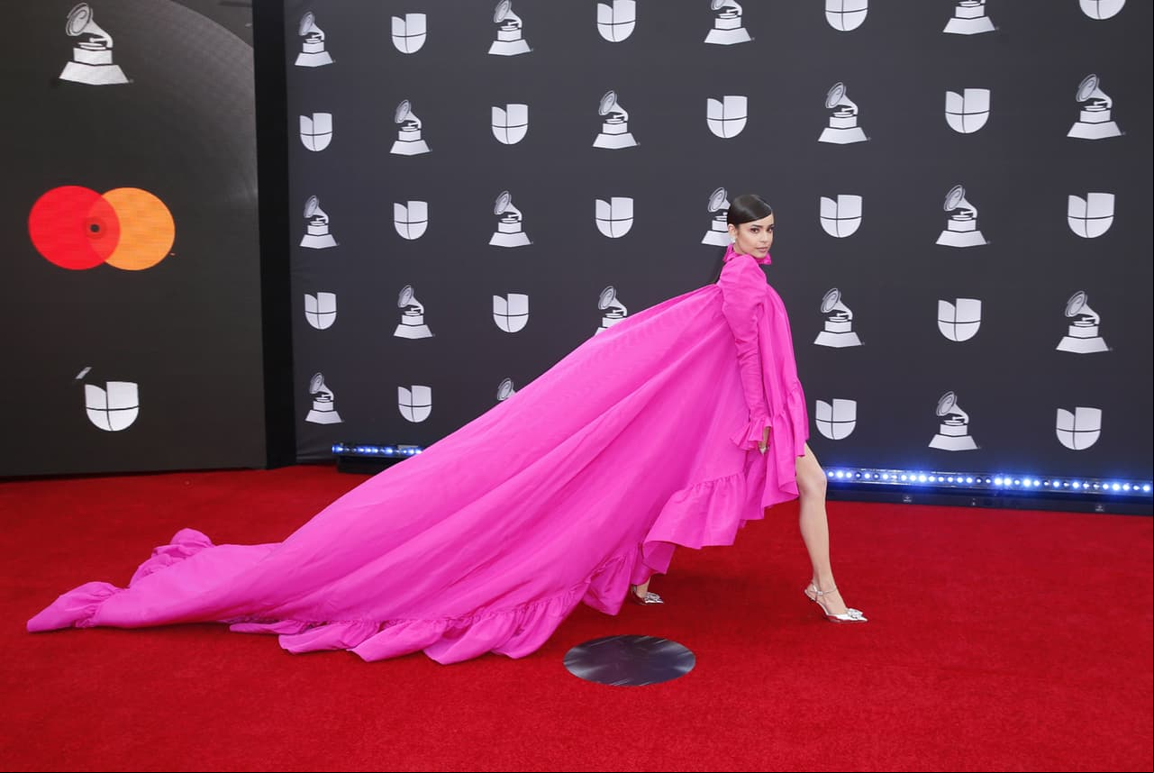 Sofia Carson, la estrella de 'Descendientes', fue parte de la gala de homenaje a Juanes y para la ceremonia oltó por un vestido rosa con hombreras pronunciadas.