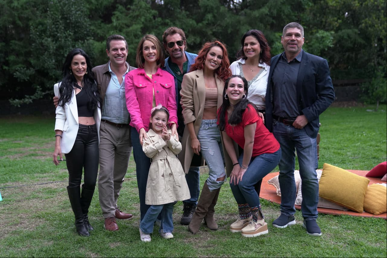 El elenco de "Los caminos del amor", título tentativo de la nueva telenovela de Nicandro Díaz, posó para la cámara de Las Estrellas durante el claquetazo oficial por el arranque de grabaciones. Ve aquí lo que ocurrió.