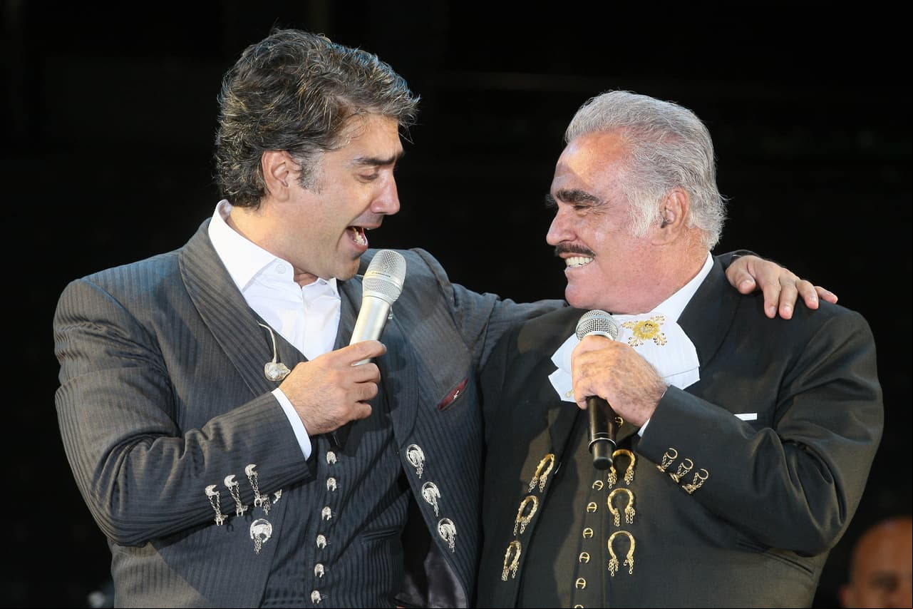 Padre e hijo no solo compartieron el escenario cuando Alejandro Fernández era un niño, a lo largo de la carrera de Vicente Fernández se les vio en repetidas ocasiones conmover hasta las lágrimas a fans en palenques, conciertos y premiaciones.