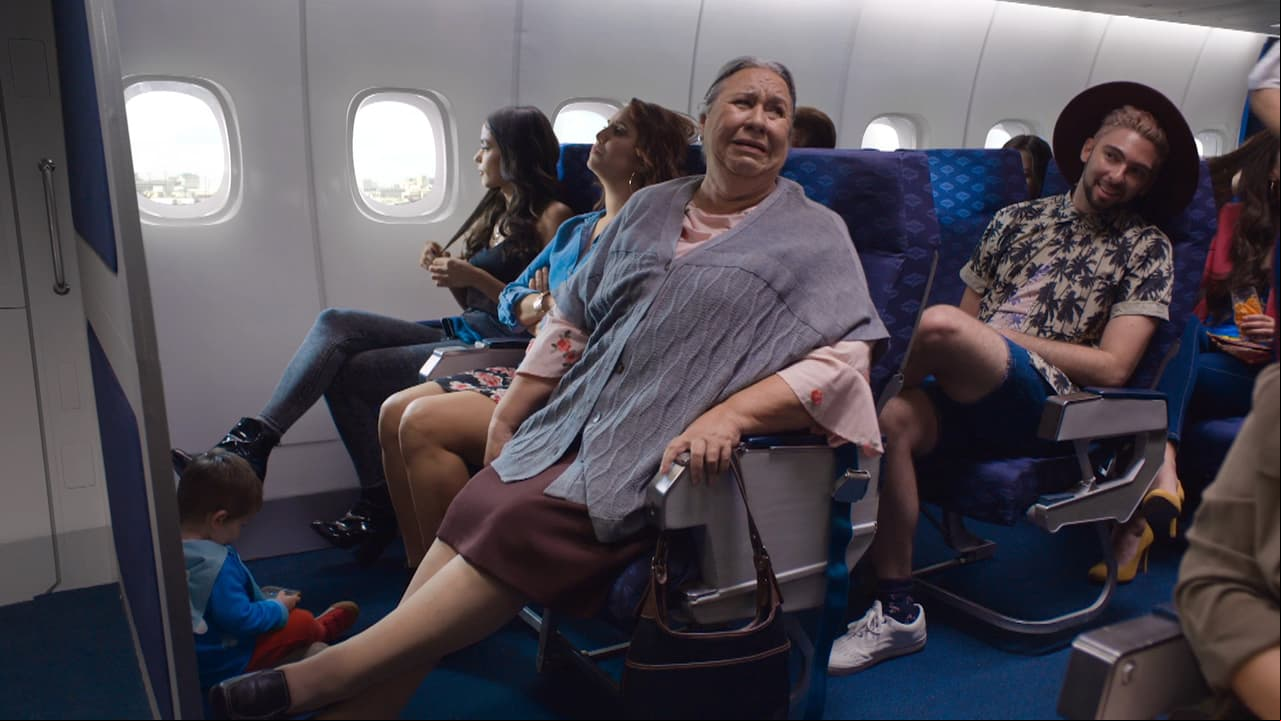 Chayo sufre un ataque de pánico en el avión, quien comparte el asiento con María, Ana y Lolo.