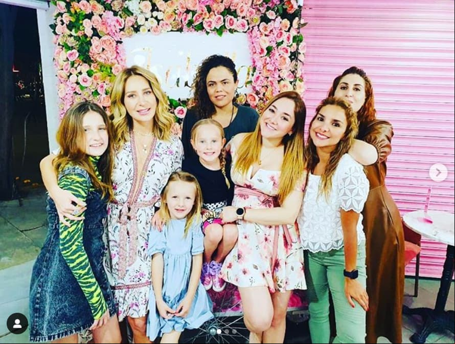 La estrella de telenovelas como ‘Por amar sin ley’ y ‘Falsa identidad’ destacó que los amigos también son familia, por ello a dicha celebración acudieron Sherlyn, Elsa Rentería, Esther Shueke y Mariana Gómez del Campo, destacando que estas mujeres cargaron a sus hijas desde bebés.