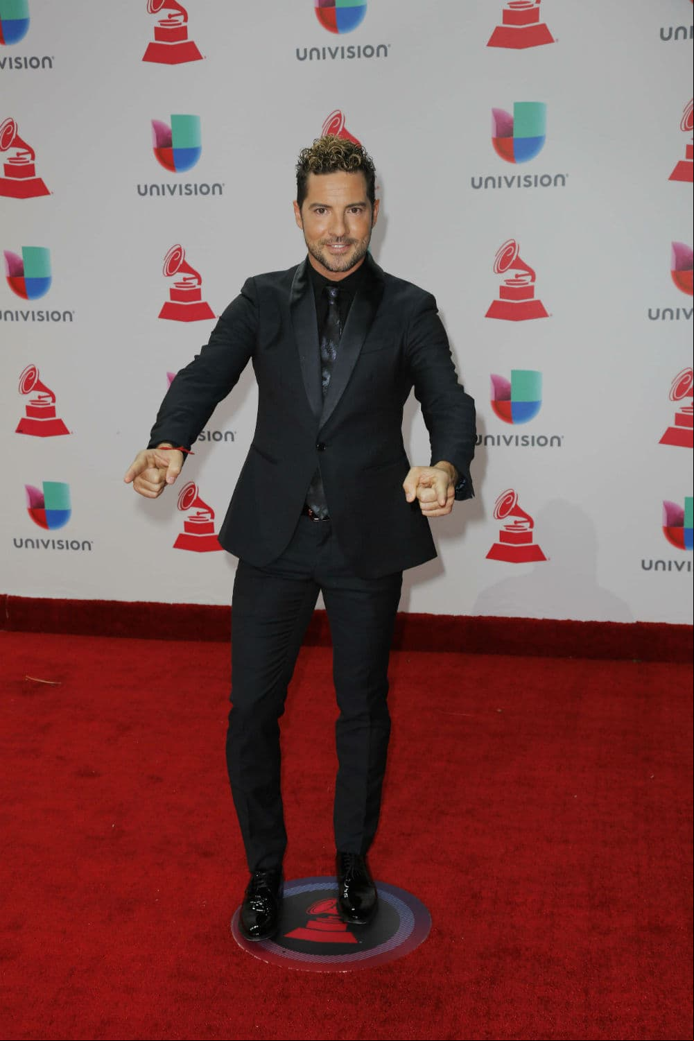 David Bisbal fue otro español que llamó la atención por su atuendo perfecto.