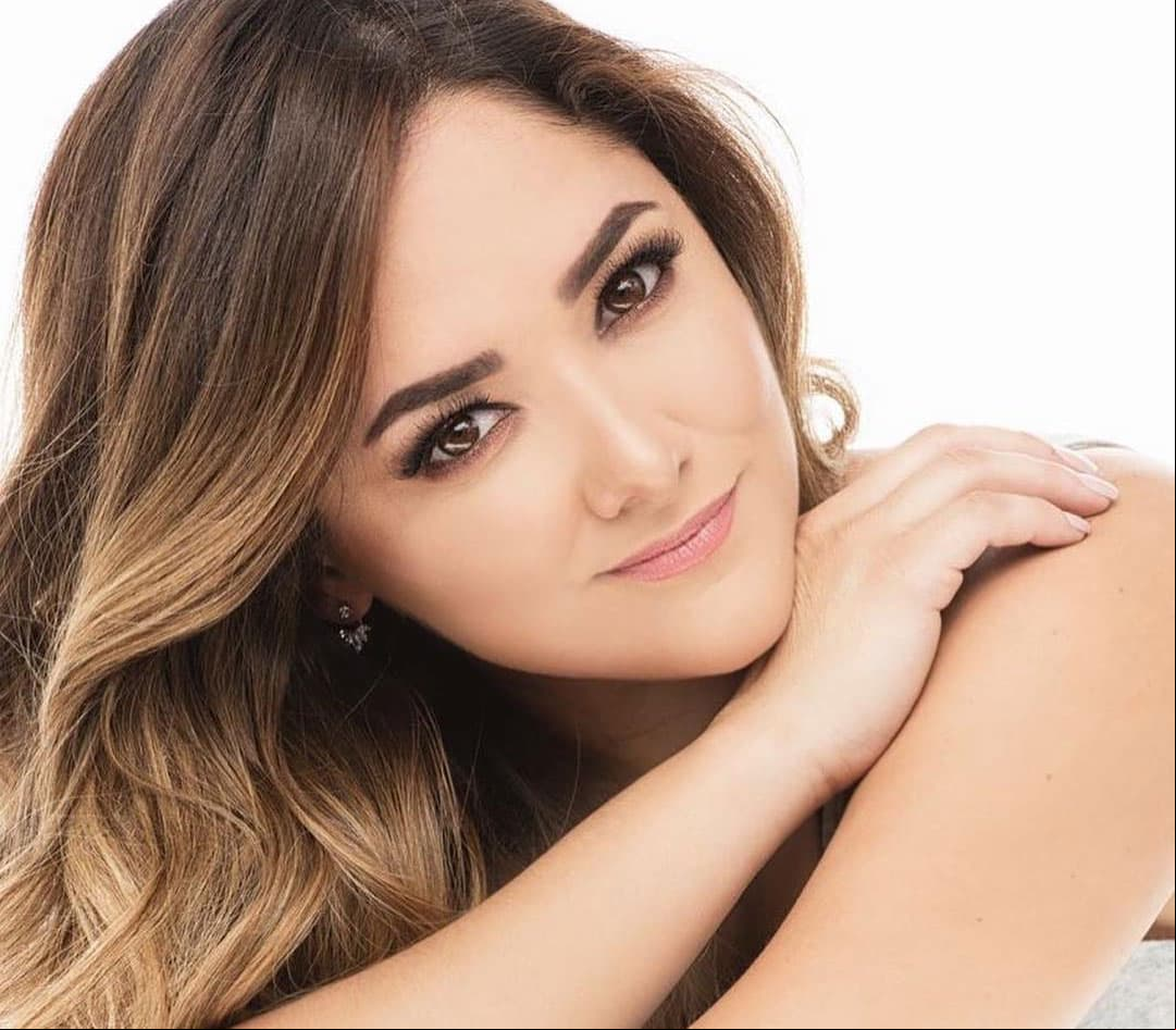 Sherlyn confirma romance con José Luis de Río Roma con tierno beso