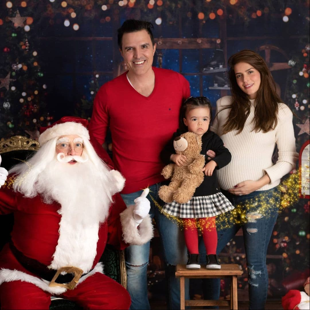 La actriz Claudia Álvarez aprovechó su encuentro con Santa para agradecer todas las bendiciones que recibió este año: “Esta Navidad tengo pura gratitud xq tenemos salud, trabajo, una familia que amo con toda mi alma y vienen 2 babies que nos llenan de bendiciones en su espera”.