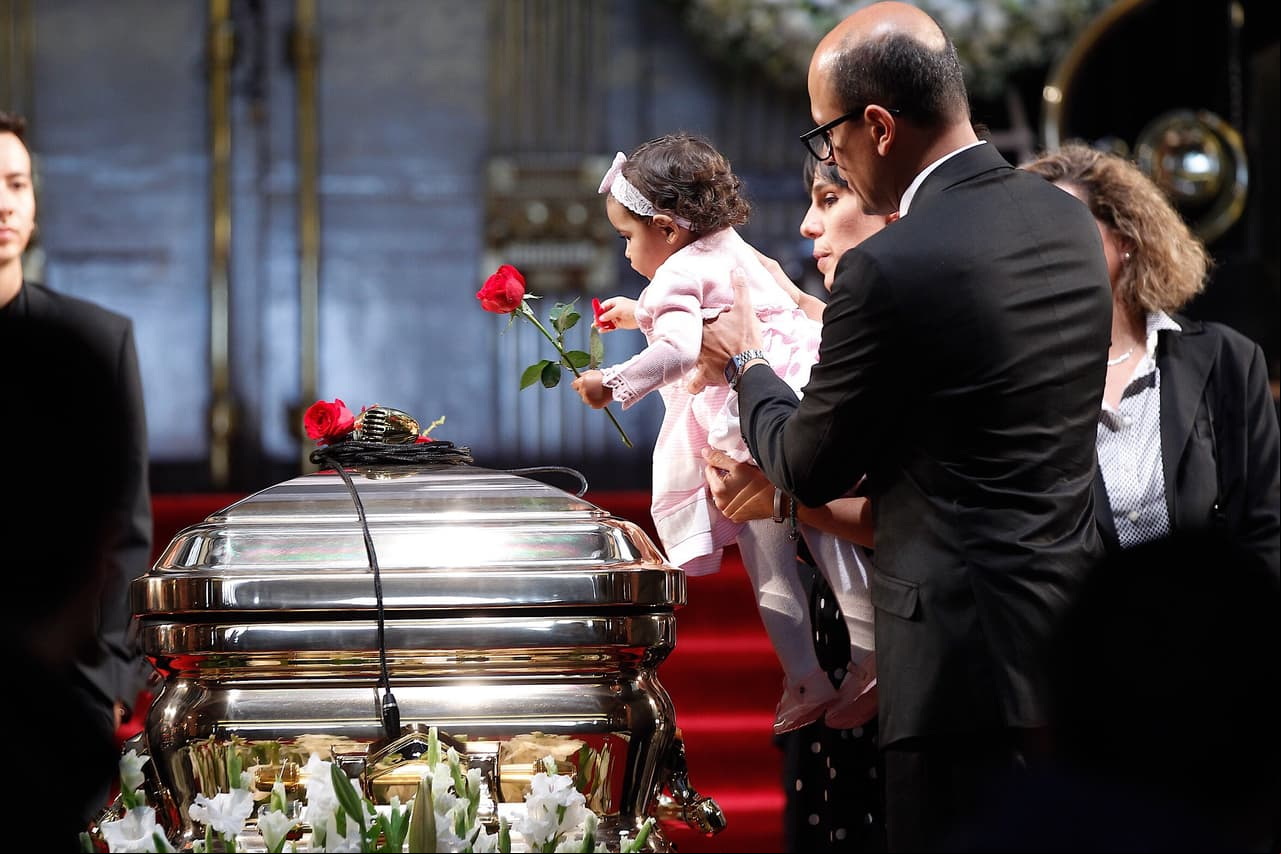 José Joel, Marysol, Anel y los nietos de José José también formaron parte de la guardia de honor. Incluso, Elena, nieta que el intérprete ya no pudo conocer, colocó una rosa roja ante su féretro.