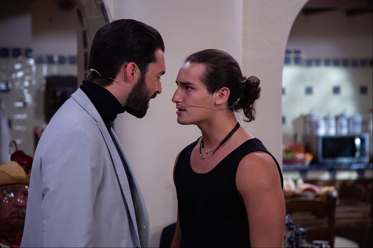Durante el evento, el elenco recreó algunas escenas importantes de la historia. Como un fuerte pleito entre los personajes de Gonzalo Peña y Emilio Osorio.