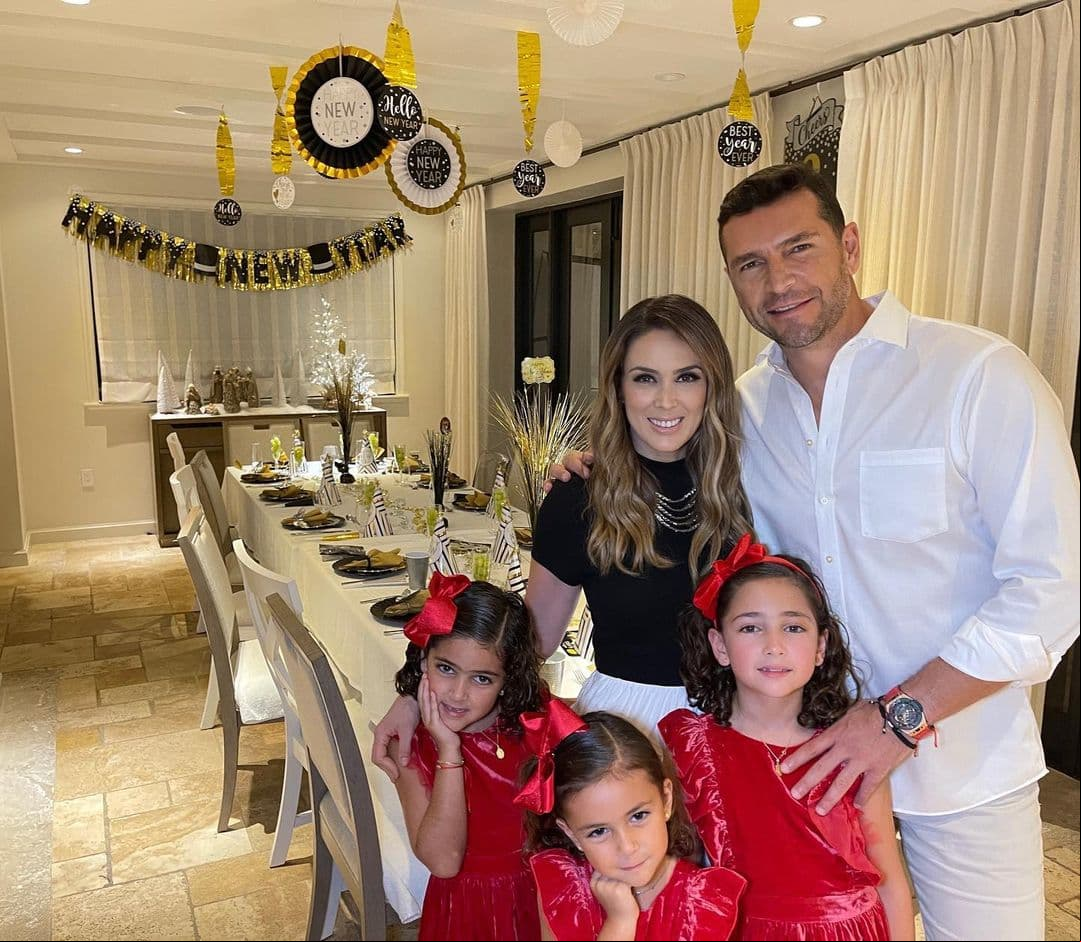 Tras perder a su hijo, la vida puso nuevamente a prueba a la actriz, pues mini Jacky, la melliza de Martín, tuvo que pasar varias horas en terapia intensiva. Días después, tanto Jacky Bracamontes como su hija salieron del hospital.