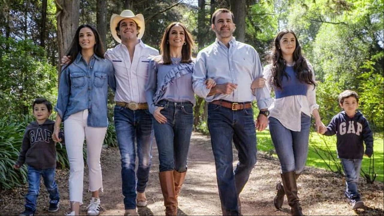 Así celebró Biby Gaytán su cumpleaños 48 al lado de Eduardo Capetillo y sus hijos