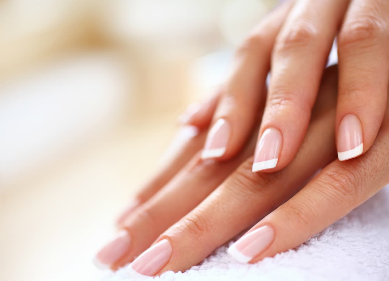 La clave para que tus uñas crezcan también está en cortarlas en forma redonda. Olvídate de las uñas cuadradas, estas se rompen y despintan con facilidad.