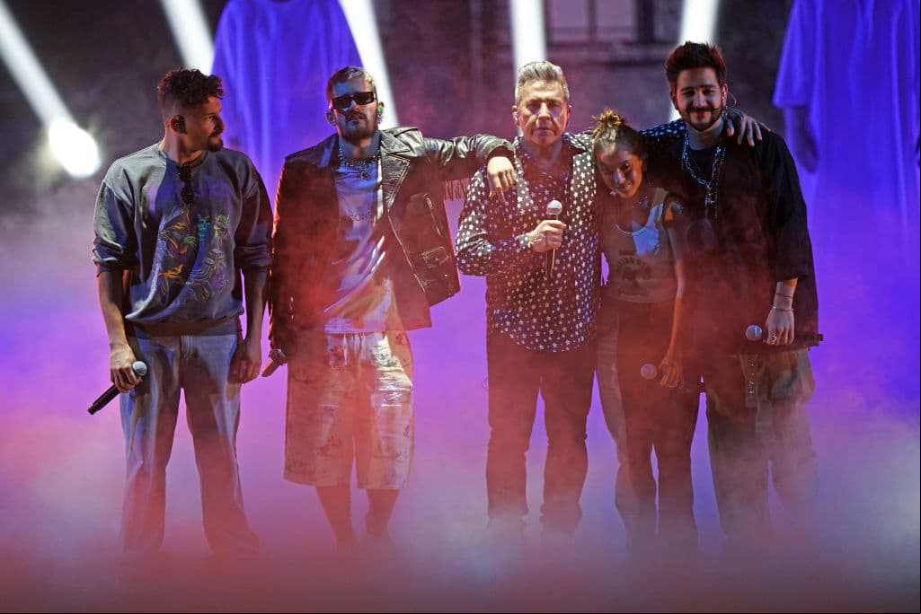 La familia Montaner (Ricardo Montaner, Mau y Ricky, Eva Luna y Camilo) estuvieron juntos para intepretar 'Amén' en un momento mágico.