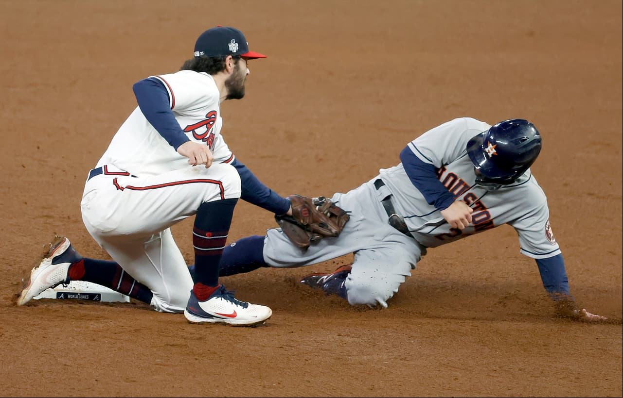 Los Astros lograron una remontada para ganar el quinto juego de la Serie Mundial con lo que evitaron que Atlanta se coronara ante su gente.