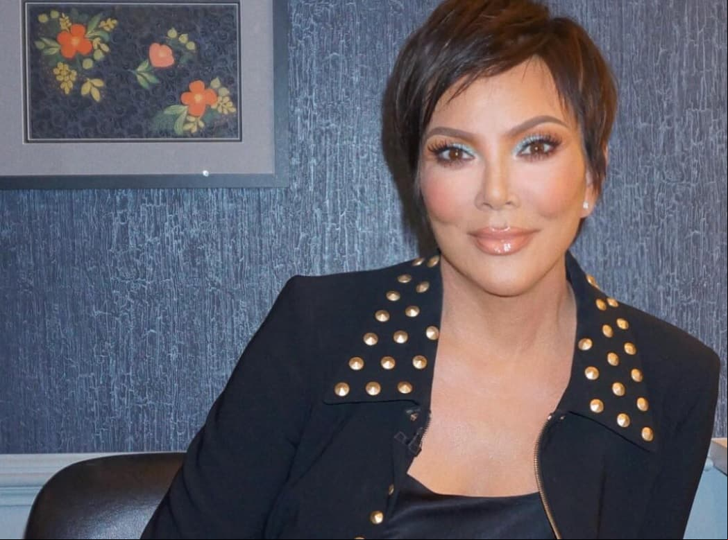 Kris Jenner luce traje de baño a sus 62 años