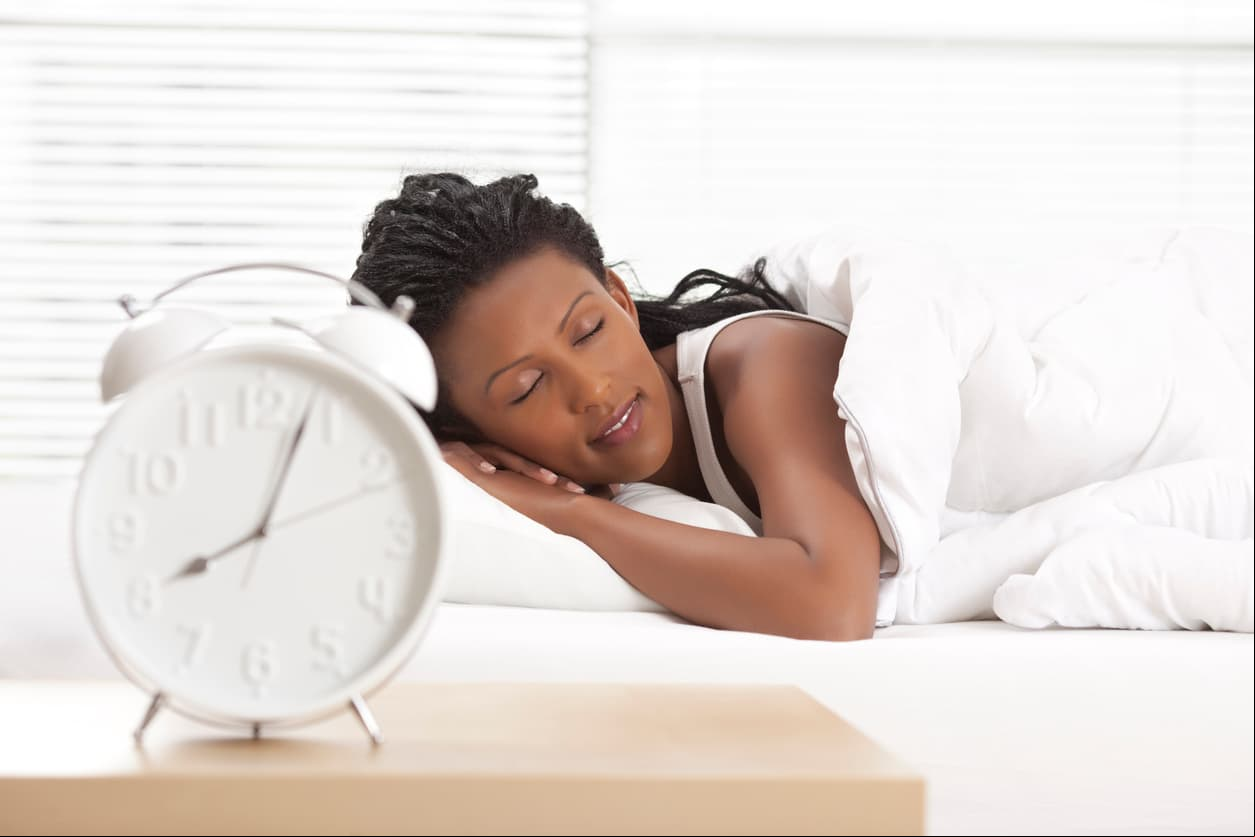10.- ¡Duerme suficiente! Nuestro cuerpo se repara de noche y se deshace de las grasas y lo que no necesita, trata de acostarte temprano. Trata de estar dormid@ a las 11 pm.