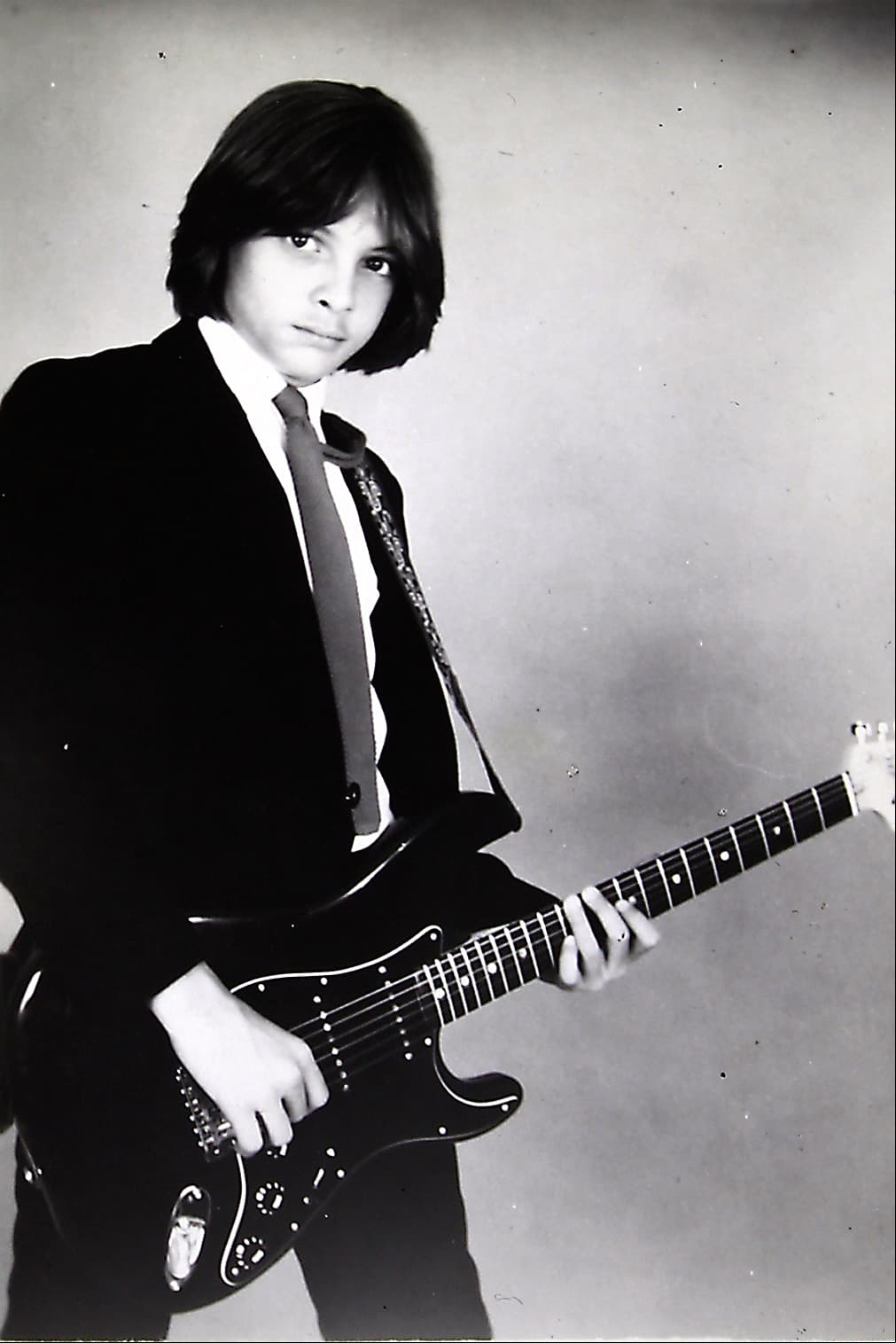 Tras firmar un contrato con la disquera EMI, el intérprete grabó su primer disco en 1982, a los 12 años, titulado ‘1+1= 2 enamorados’; posteriormente salió a la venta ‘Directo al corazón’.