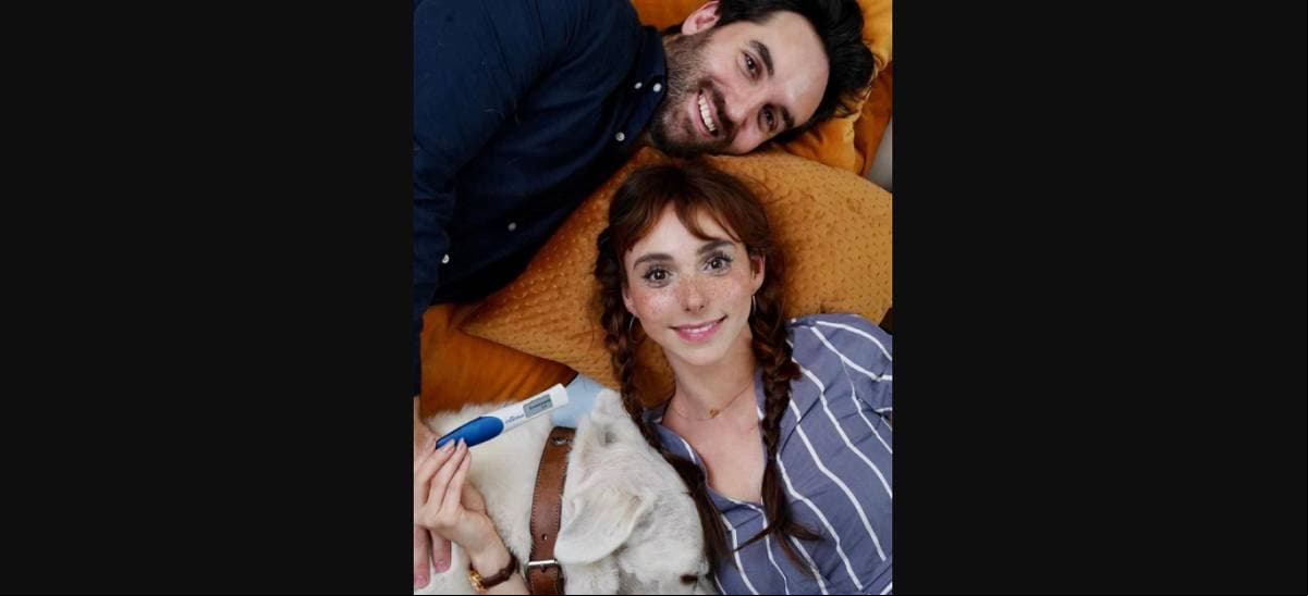 El 20 de septiembre, Natalia Téllez se volvió tendencia en redes sociales al publicar una fotografía con una prueba de embarazo positiva, destapando que junto a su novio Antonio Zabala está esperando a su primer bebé.