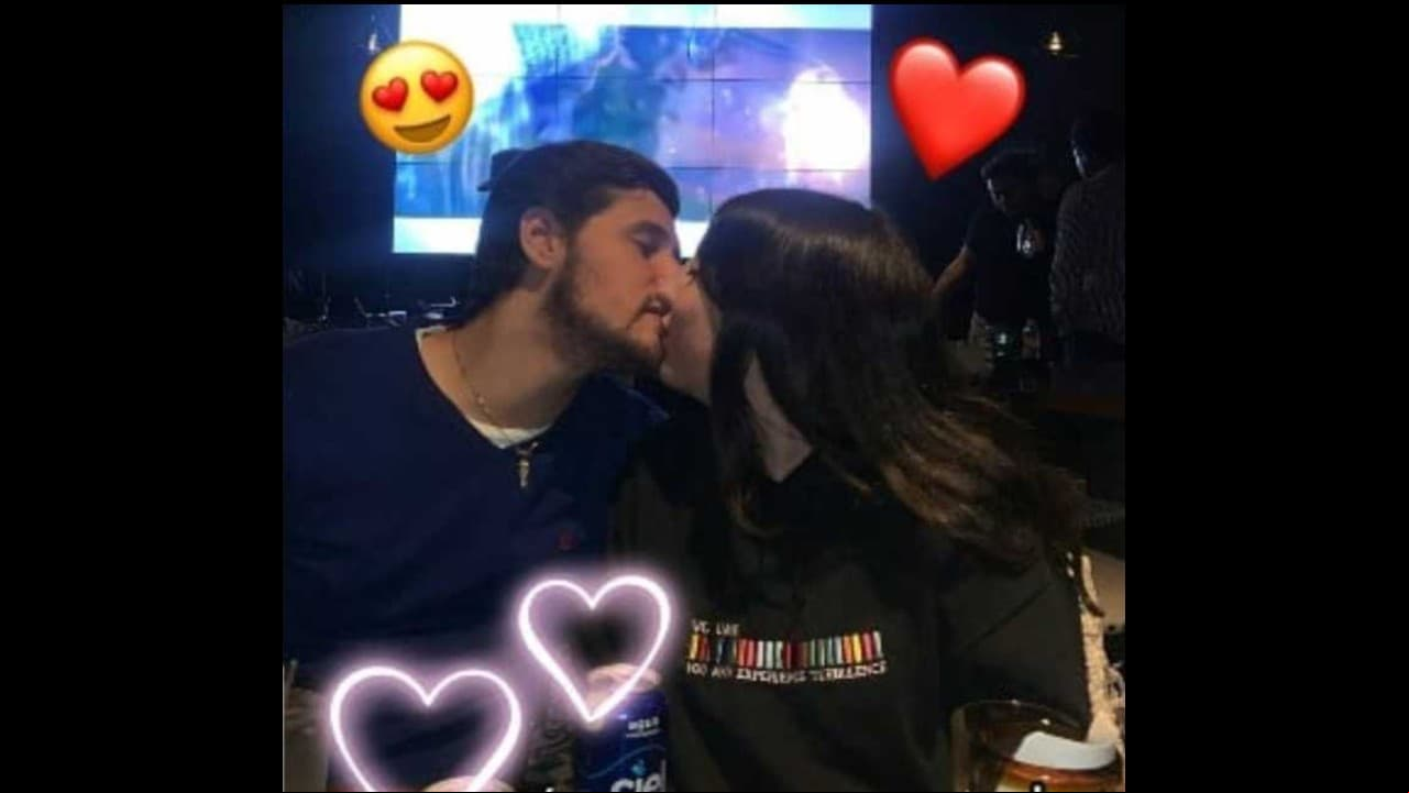 En las recientes imágenes, Vicky Fayad no solo aparece posando muy sonriente para la cámara, también como muy pocas veces protagoniza apasionados besos junto a su novio José Antonio Sánchez.