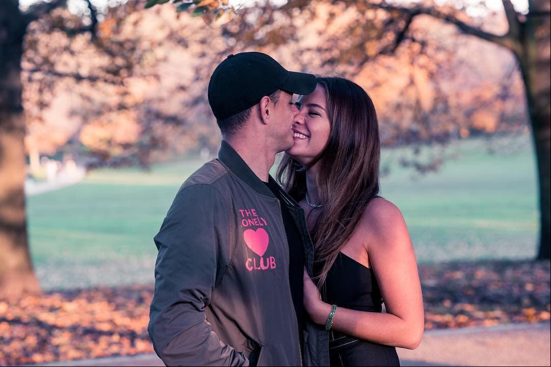 Javier ‘Chicharito’ Hernández y Sarah Kohan. A través de su Instagram, el futbolista dejó al descubierto el gran amor que sentía por la modelo australiana con quien comenzó una relación este año.