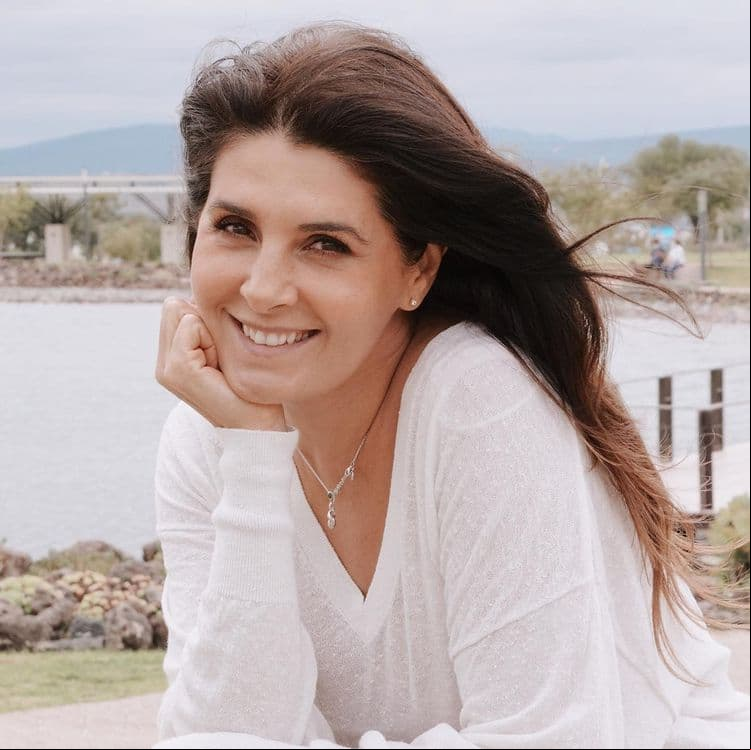 Mayrín Villanueva encabeza esta producción en el rol protagónico con el personaje de ‘Alicia Montiel’. La actriz regresa a la pantalla luego de formar parte de las telenovelas ‘Rubí’ y ‘Soltero con Hijas’.