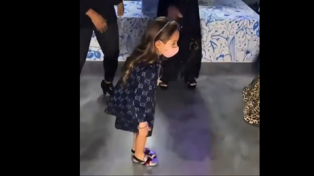 La primogénita de la conductora lució encantadora con un vestido azul marino y dejó ver que trae el ritmo en la sangre, por sus divertidos movimientos mientras bailaba ‘Don't stop the party’ de Pitbull.