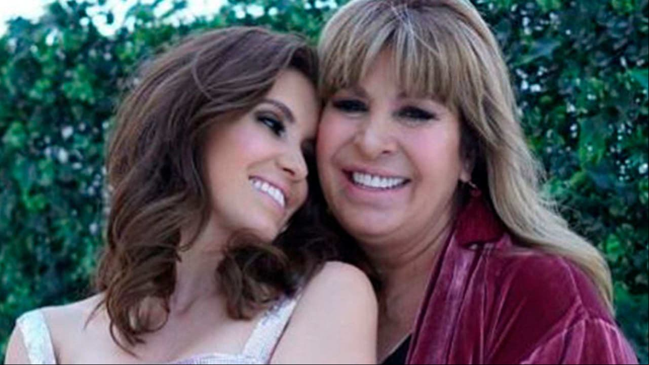 Andrea Escalona visita restos de Magda Rodríguez y le lleva emotivos arreglos florales